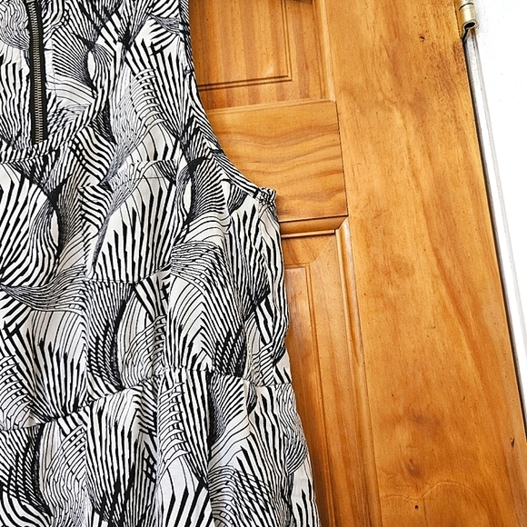 Forever 21 Women's Sleeveless Black & White Abstract Contemporary A-line Dress - Picture 6 of 15